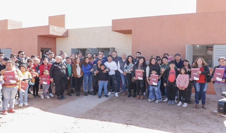 Quintela entregó viviendas a adjudicatarios de Aimogasta
