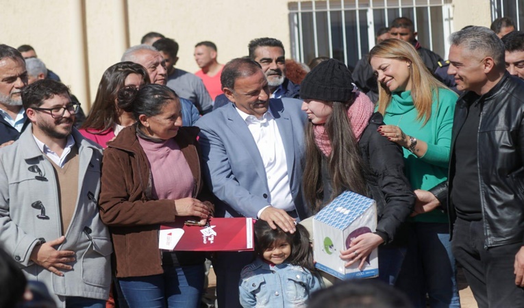 El gobierno provincial entregó 129 viviendas a familias de la Zona Este de la ciudad capital