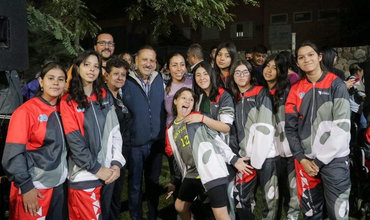 Entregaron indumentaria a jóvenes que participarán en los Juegos Nacionales Evita