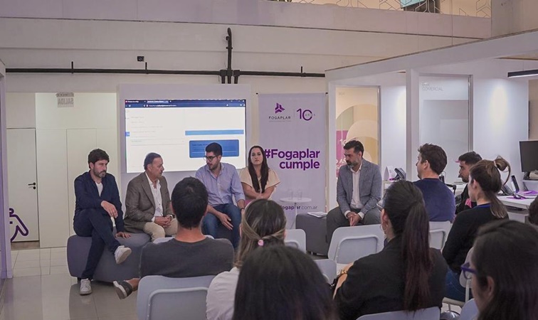 Comenzó entrega de créditos a jóvenes profesionales