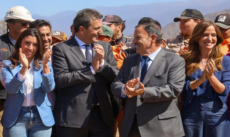 Massa y Quintela entregaron más de 500 viviendas en La Rioja