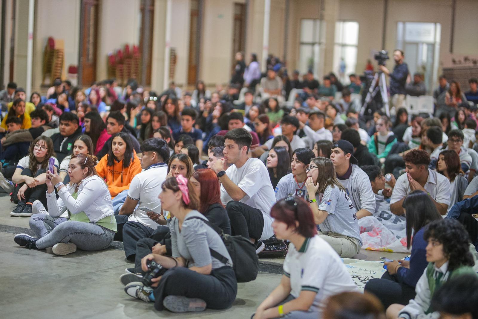 La participación de los jóvenes en la Democracia fue tema de diálogo de Quintela con estudiantes.
