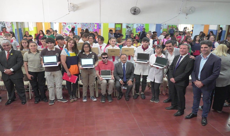 Quintela entregó computadoras a escuelas en Chilecito