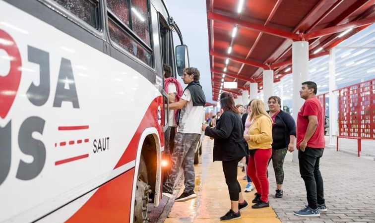 Rioja Bus brinda servicio especial al Parque Acuático