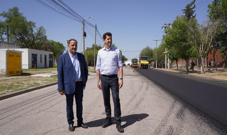 Quintela junto a Wado De Pedro verificaron obra de asfaltado en el Parque Industrial