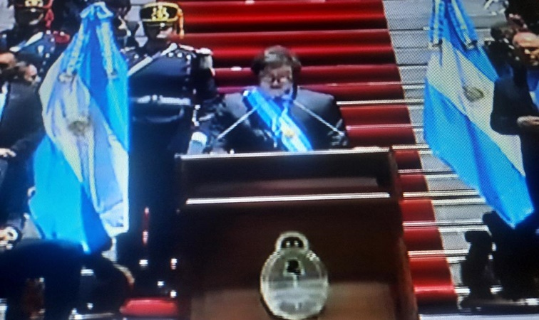 Juro Javier Milei como presidente y advierte tiempos difíciles