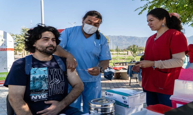 Instan a vacunarse contra el coronavirus y mantener medidas preventivas