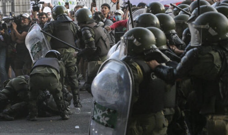 Con incidentes continúa el debate de la «Ley Ómnibus»