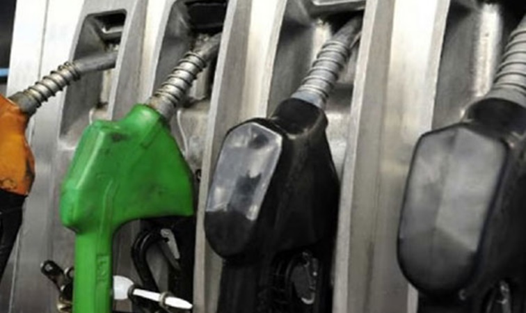 No pueden cargar combustible vehículos sin chapa patente y motociclistas sin casco reglamentario