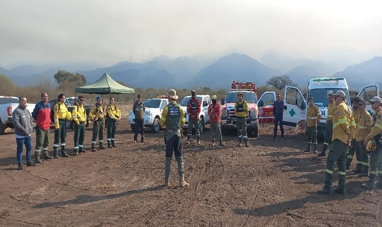 Continúan las tareas para sofocar incendio forestal