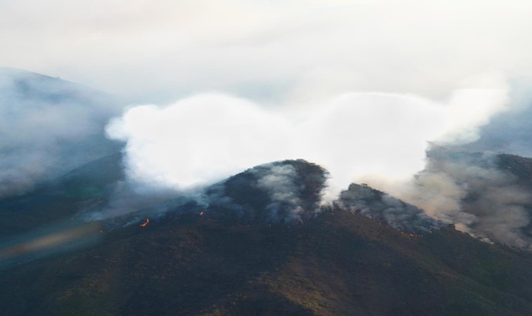 Prosiguen los esfuerzos para controlar incendio que afecta al cerro Velasco