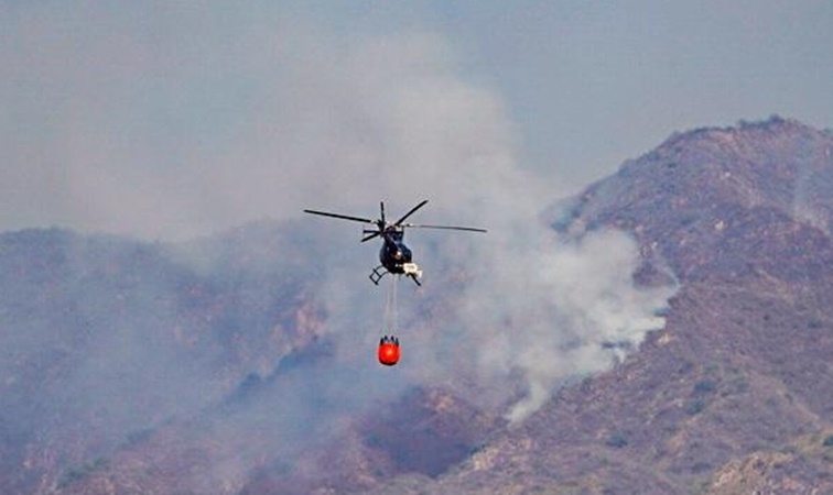 Fuerzas combinadas intentan controlar el incendio en el Cerro de la Cruz