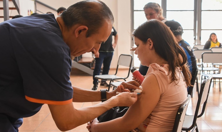 Vacunaron contra el dengue en el Comedor Estudiantil