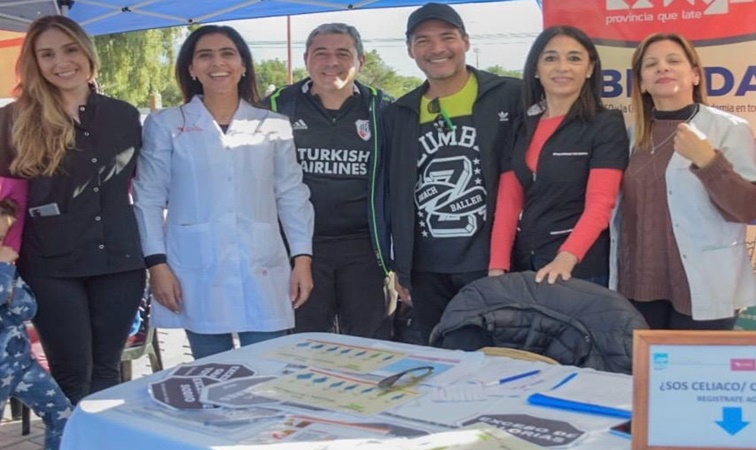 Equipo médico brinda información sobre prevención y  tratamiento de la obesidad
