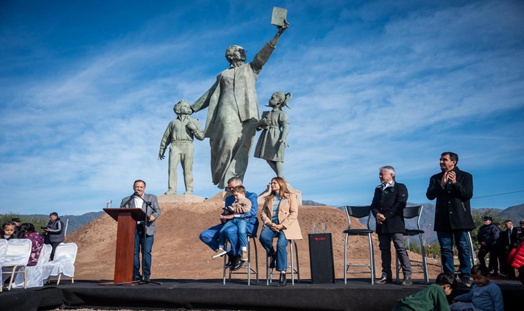 Fue inaugurada la primera etapa del monumento a Rosario Vera Peñaloza