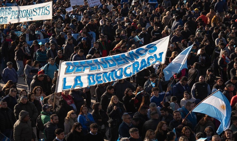 Nutrida movilización en defensa de la Democracia
