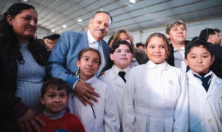 Quintela tomó promesa de Lealtad a la Bandera a estudiantes de 4° grado