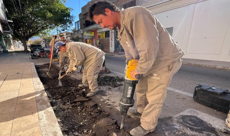 Avanza el bacheo y asfaltado que llevan adelante provincia y municipio capitalino