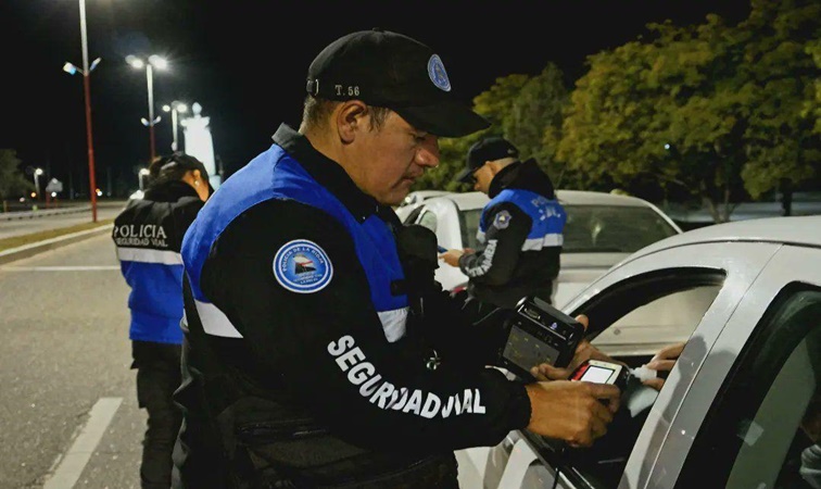 La Policía de la Provincia comenzó a controlar y multar infracciones de tránsito en la capital