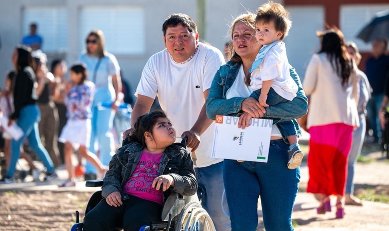 Familias de la capital recibieron sus viviendas