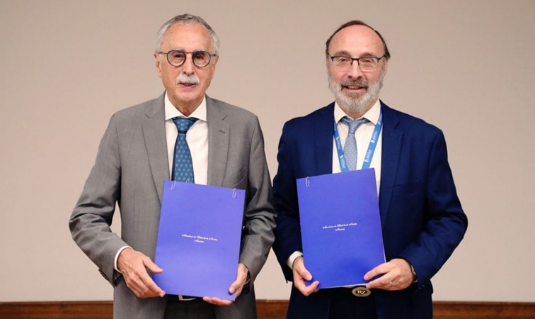 Salud firma un convenio para que las facultades de medicina puedan entregar las matrículas junto con el título de grado