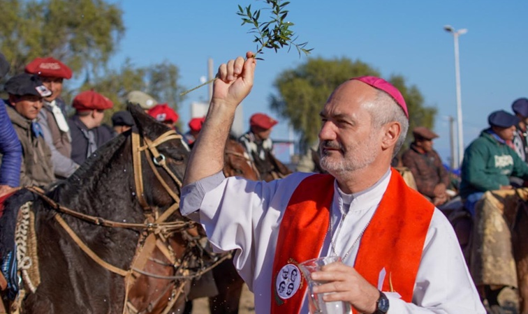 Monseñor Braida y peregrinos homenajearon a Angelelli